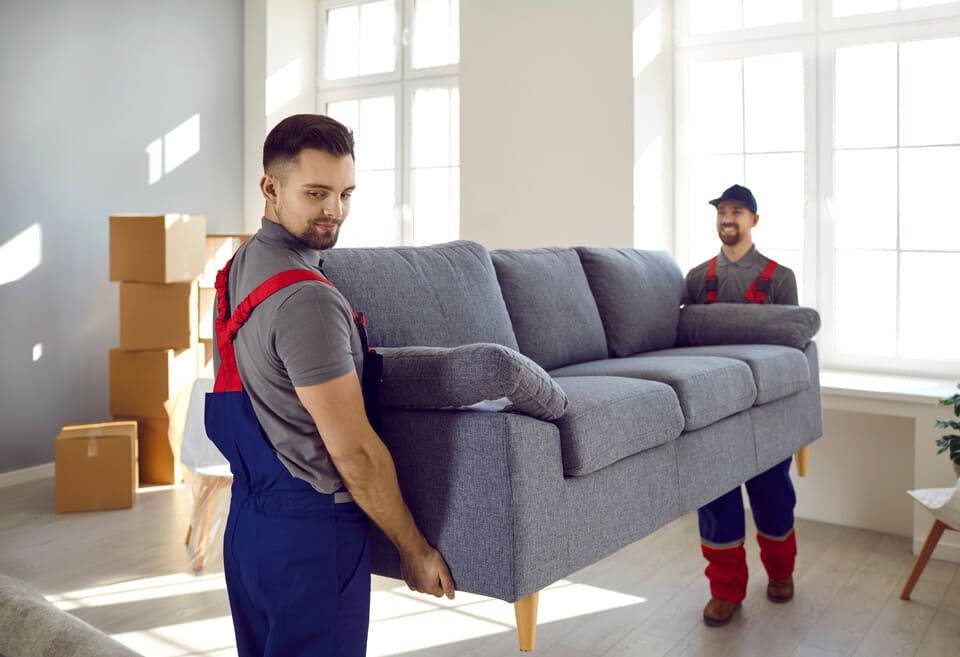 trabajadores de mudanza cargando sofá